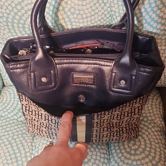 Tommy Hilfiger Vintage Black and White Tote Bag with Monogram Design - Picture 5 of 12